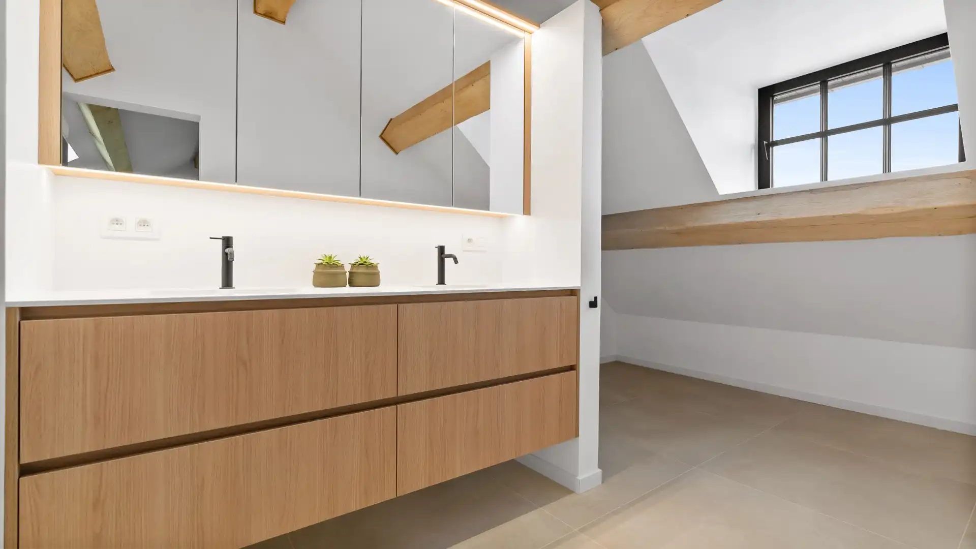 Exclusief hippisch eigendom met binnen- en buitenpiste, paardenstallen foto 27