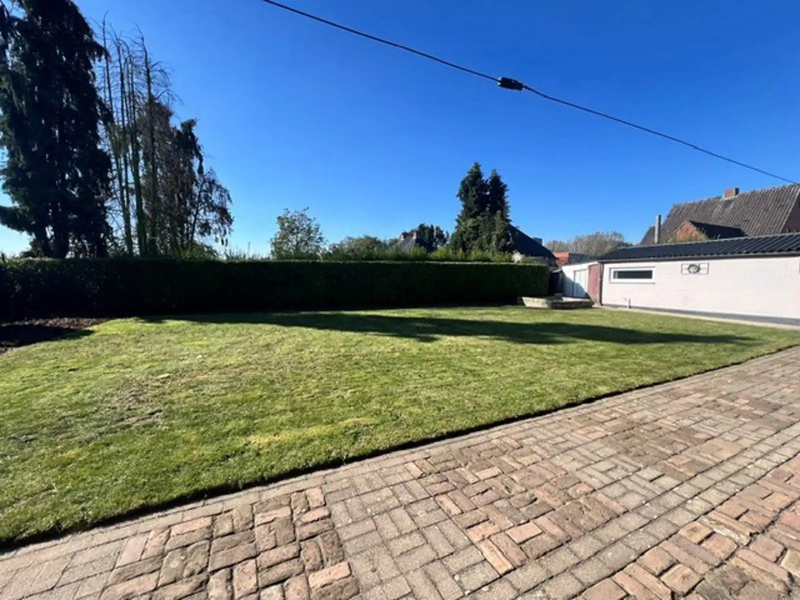 Halfopenbebouwing met 4 slaapkamers, garage en grote tuin. foto 3