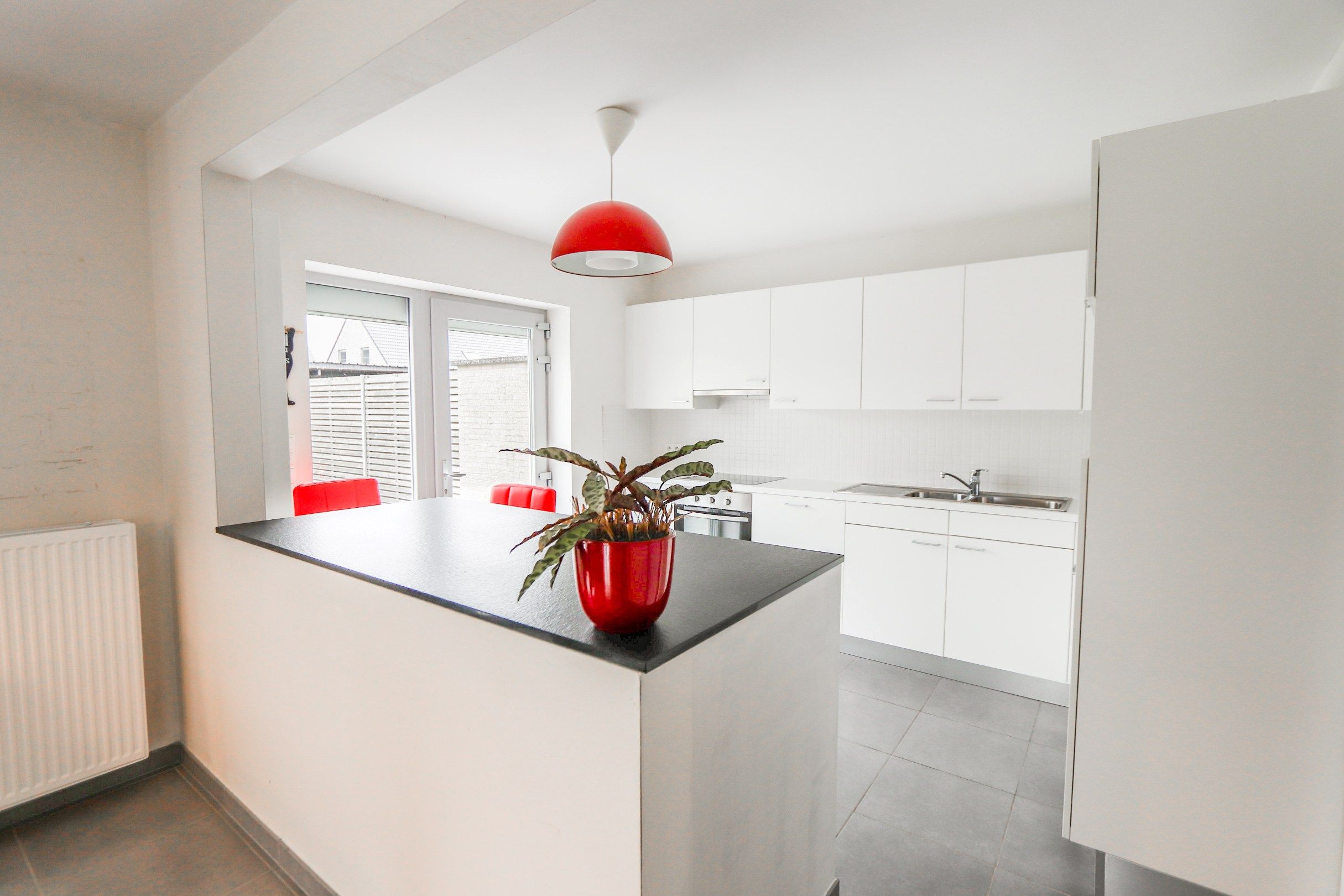 RECENTE GEZINSWONING MET TUIN EN GARAGE foto 5