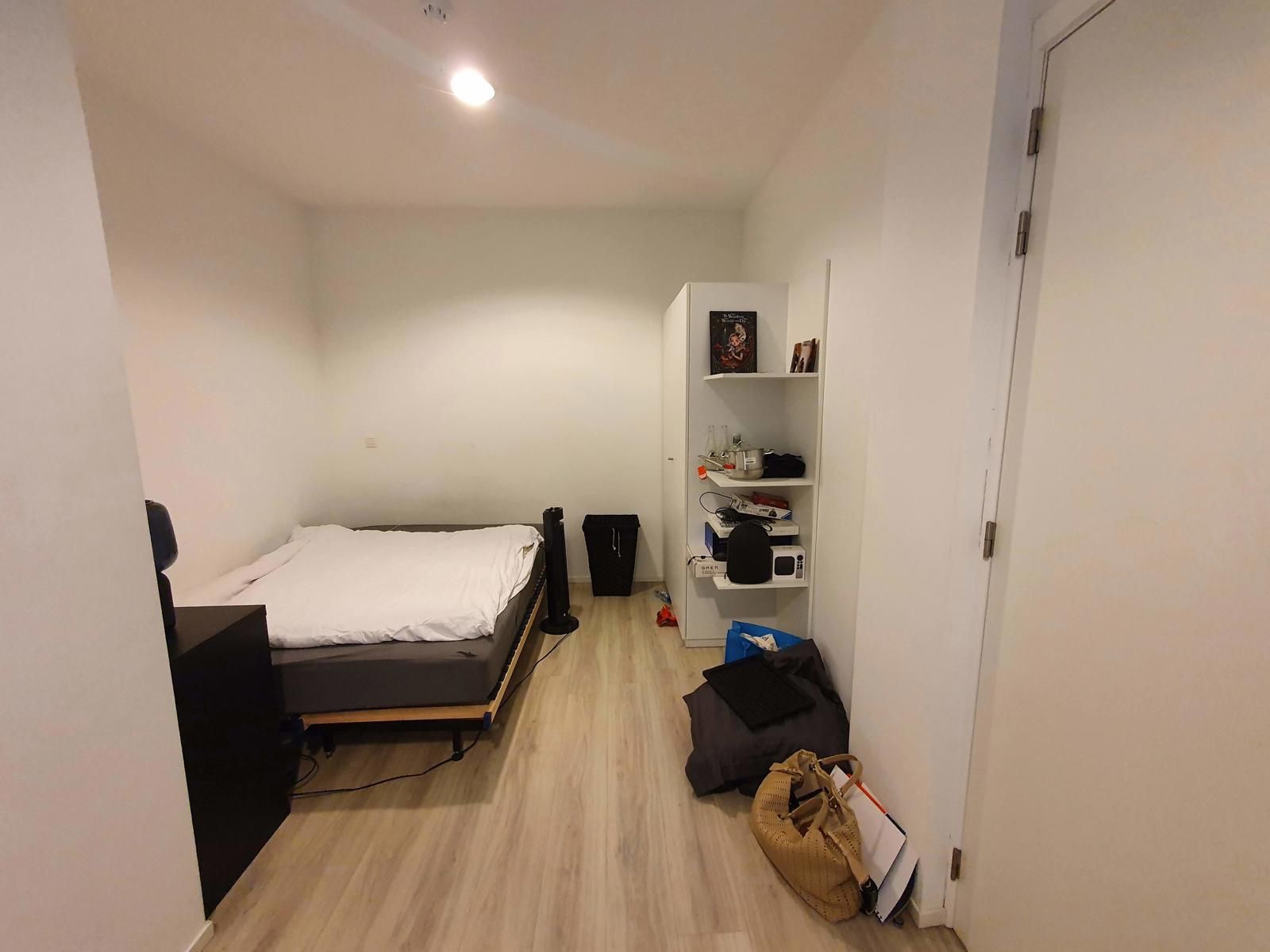 Grote moderne studentenkamer met eigen badkamer foto 4