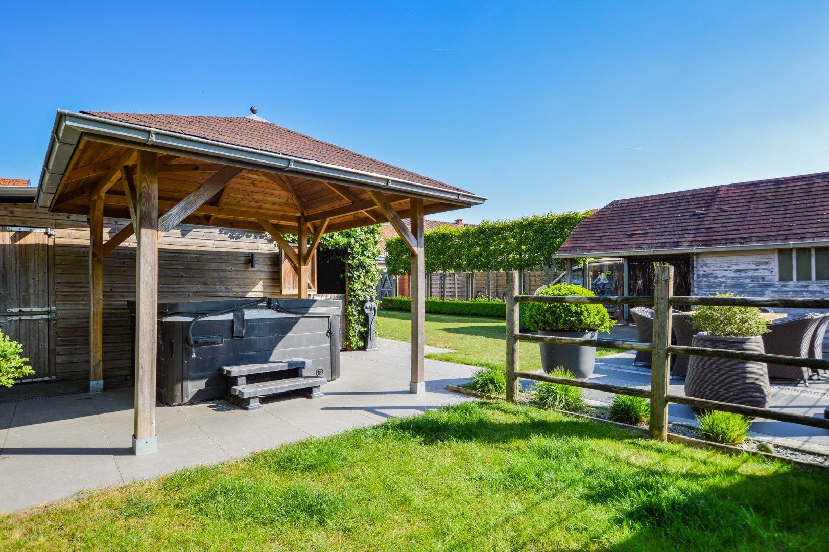 Ruime handelswoning in het centrum van Aartrijke foto 9