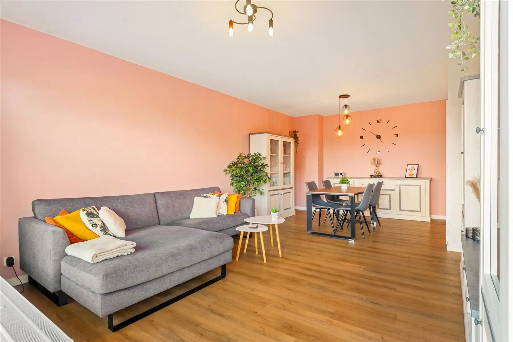 Gerenoveerd appartement met 2 slaapkamers te Merksem! foto 3