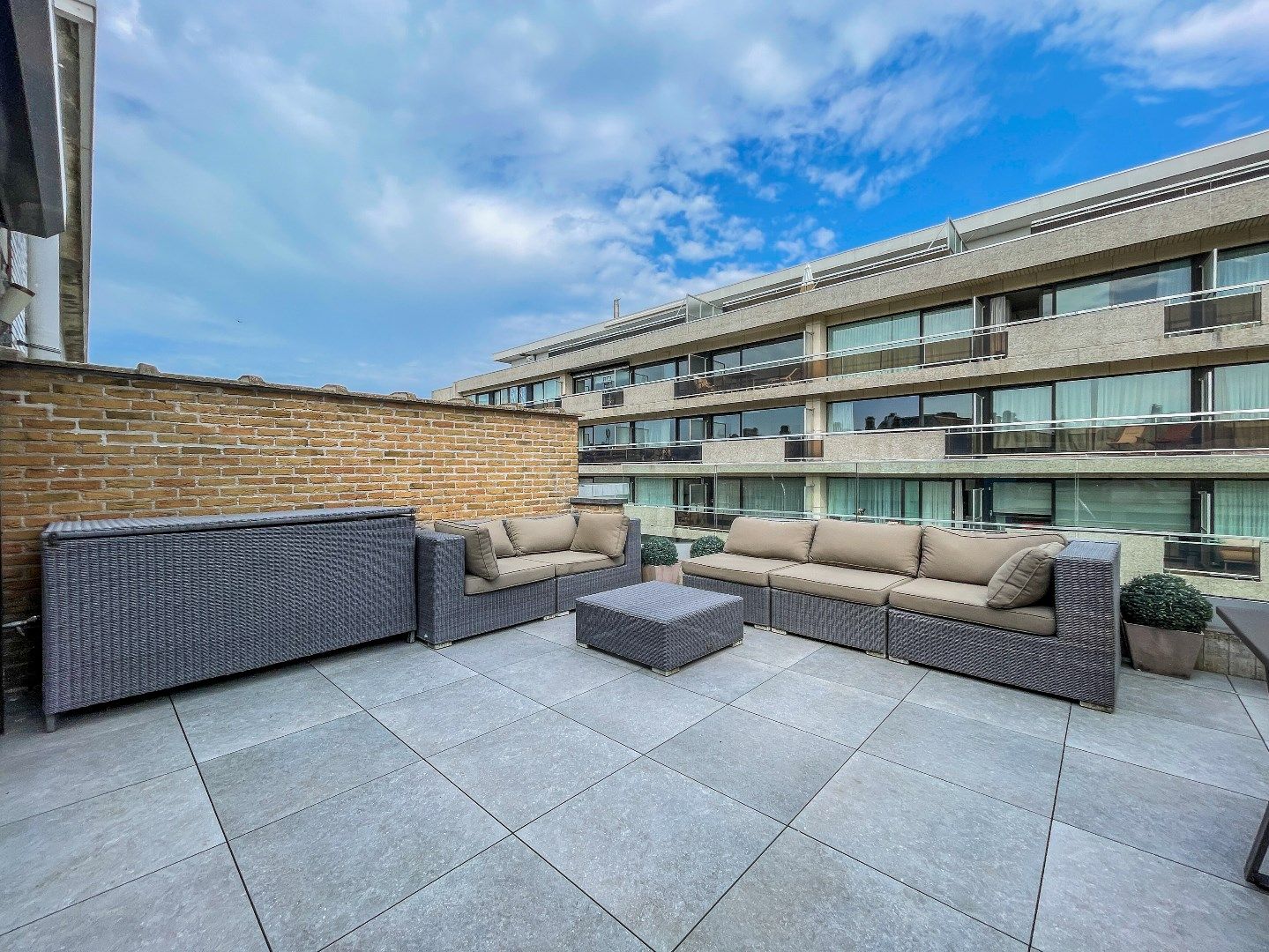 Aangename penthouse (gemeubeld) met ruim zonneterras gelegen op de Kustlaan vlakbij het Lichttorenplein.  foto 6