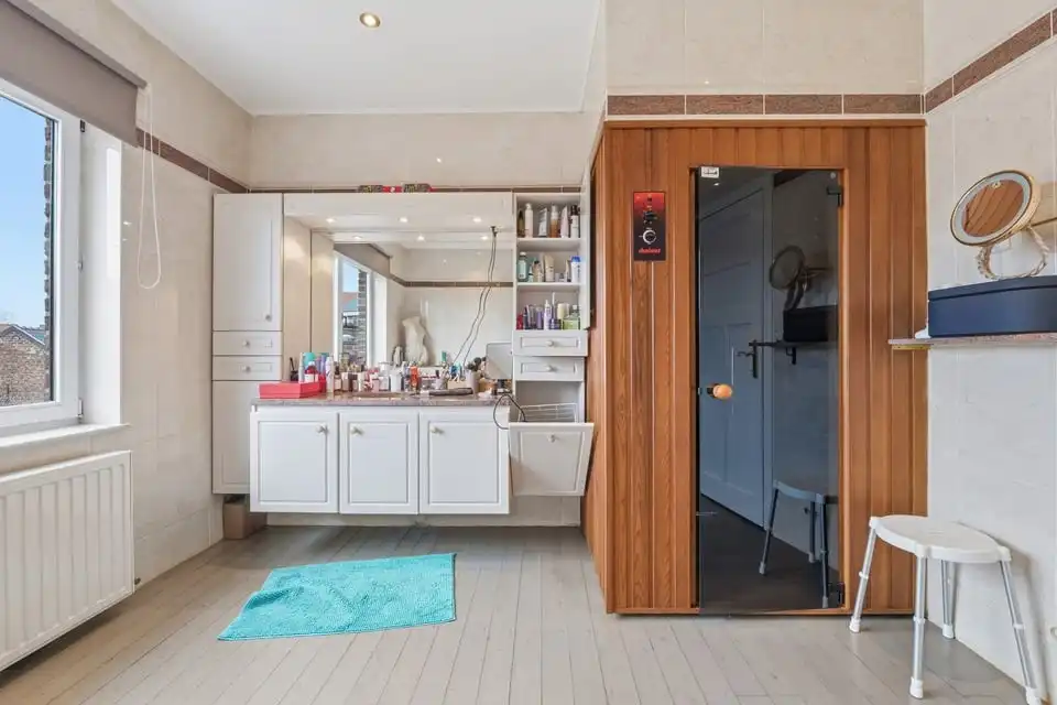 RUIME EN LICHTRIJKE GEZINSWONING MET GARAGE, TERRAS EN SAUNA IN TONGEREN foto 19