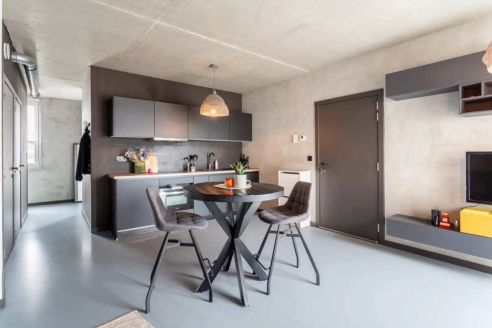 Energiezuinig appartement met industriële look nabij Markgravelei foto {{pictureIndex}}