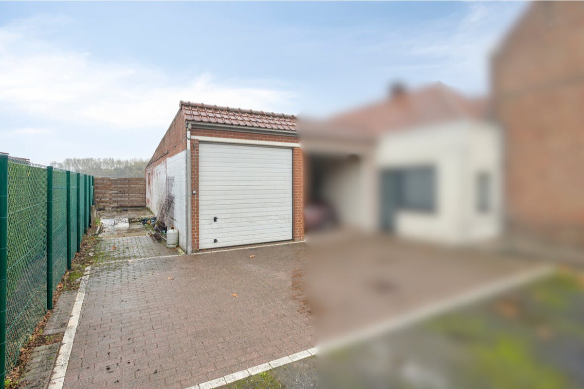 Te renoveren huis te koop met garage in Aartrijke foto 2