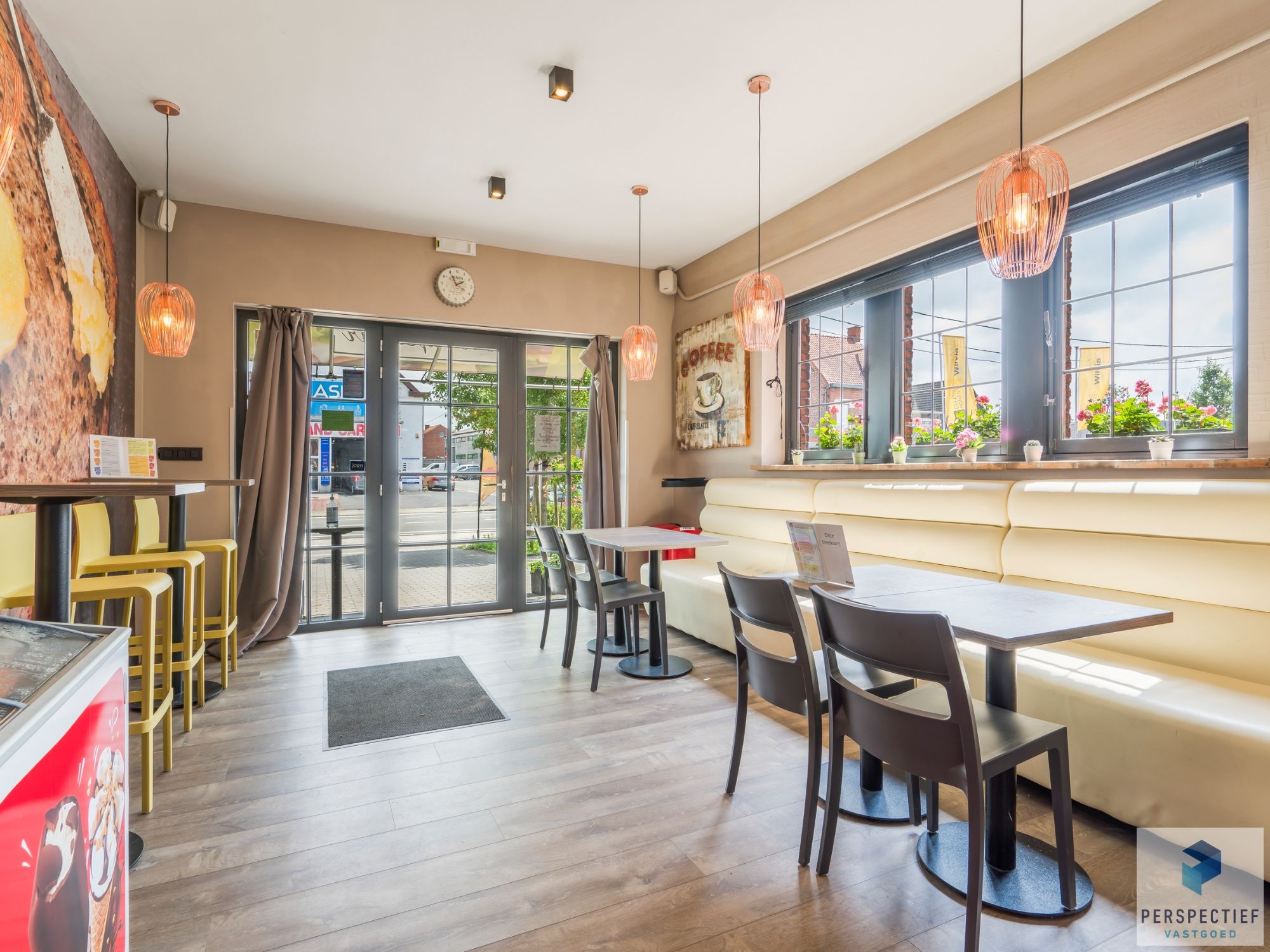 2 handelsruimtes + appartement met mogelijkheden op een strategische ligging te Roeselare foto 6