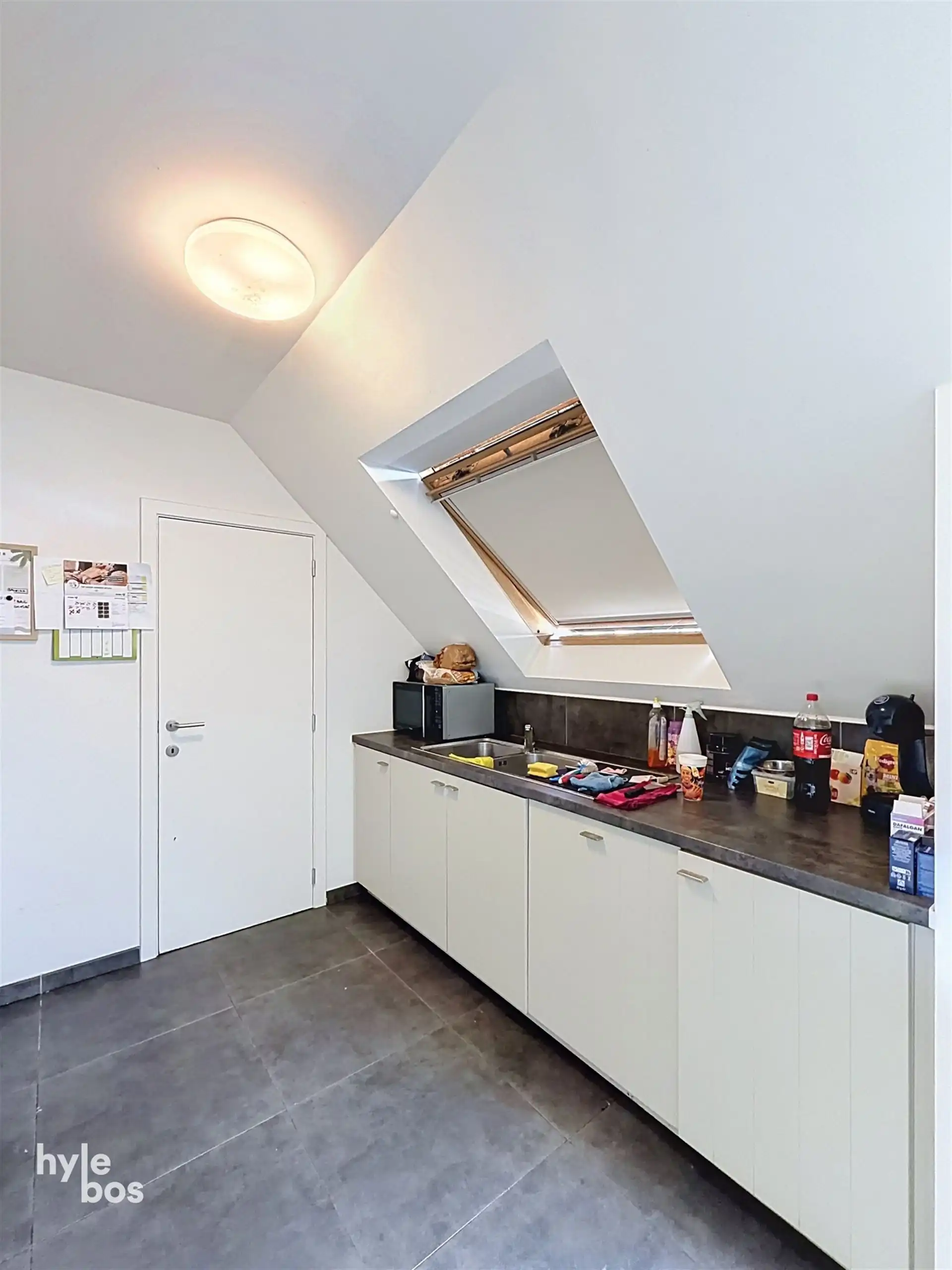 Instapklaar 2 slaapkamer appartement met terras & parking foto 6