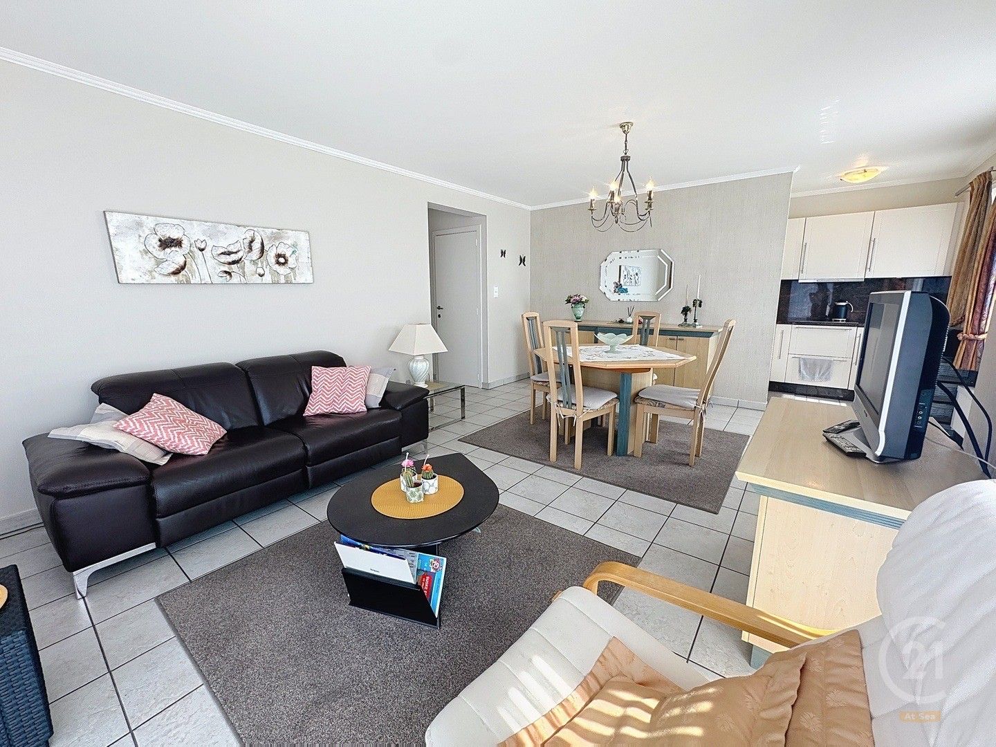 Instapklaar, zonnig appartement in hartje Westende Bad met 2 slaapkamers foto 2