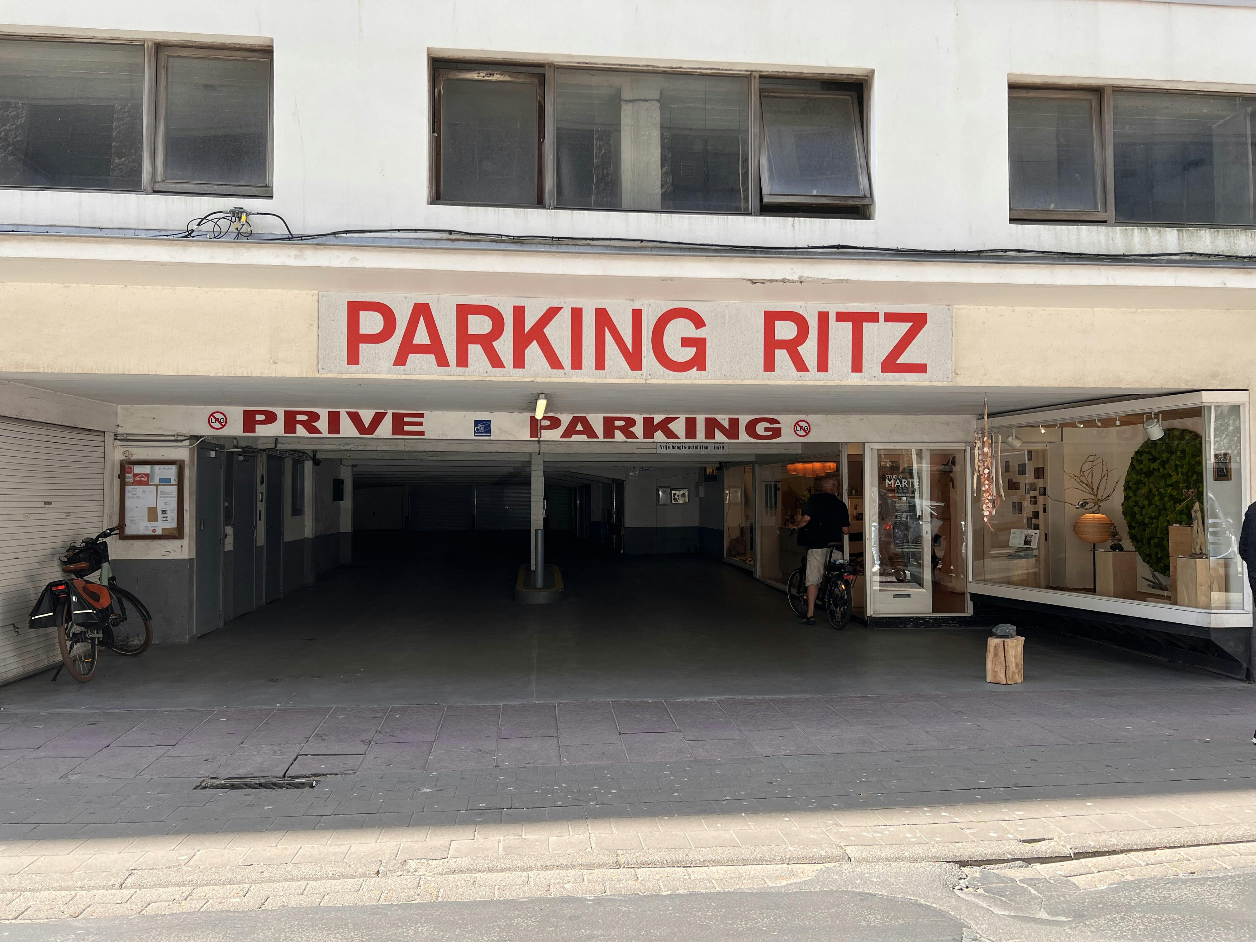 Garagebox te huur te centrum Oostende foto {{pictureIndex}}