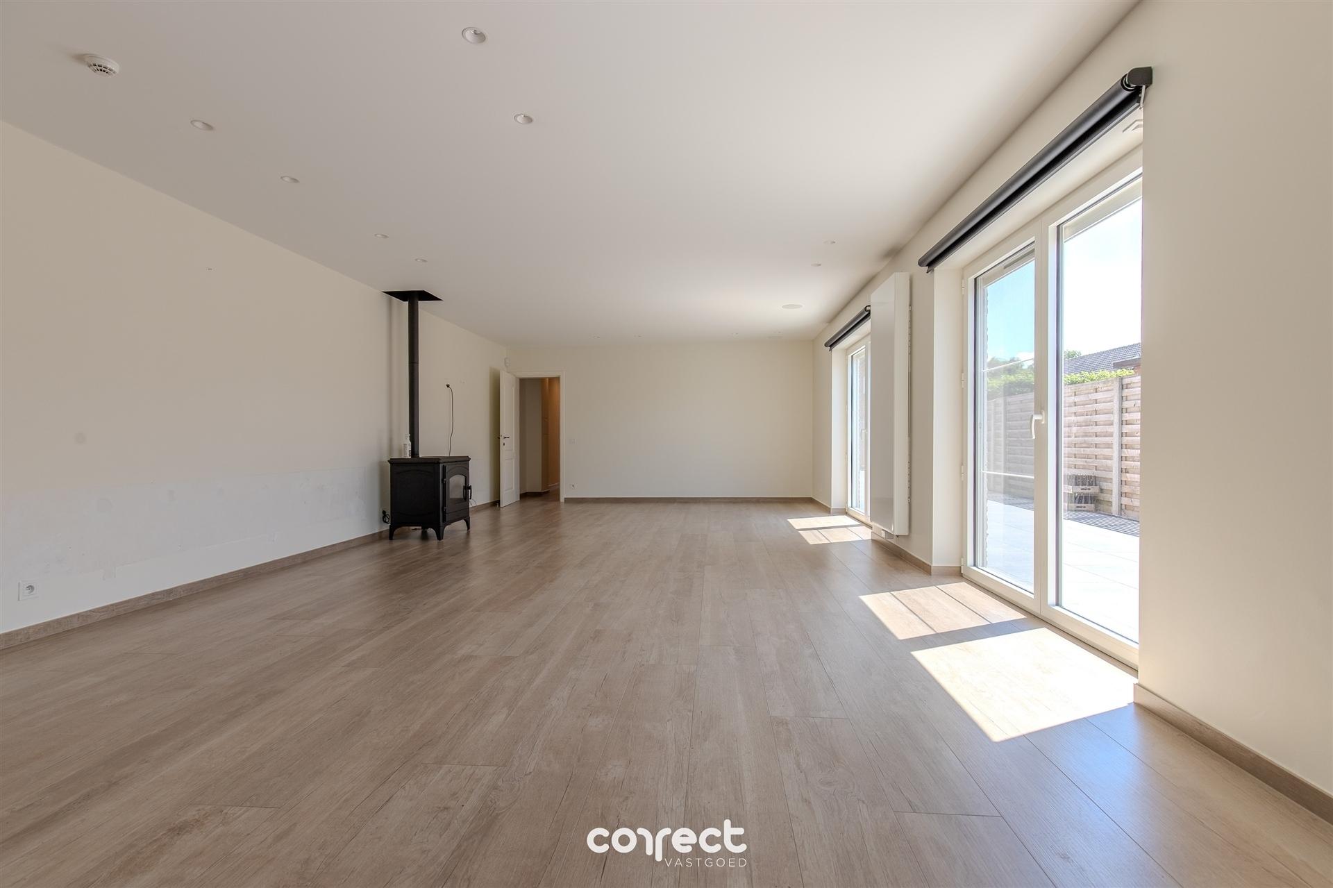 Modern halfopen woning te koop in hartje Oostduinkerke met 3 slaapkamers en diepe tuin foto 5