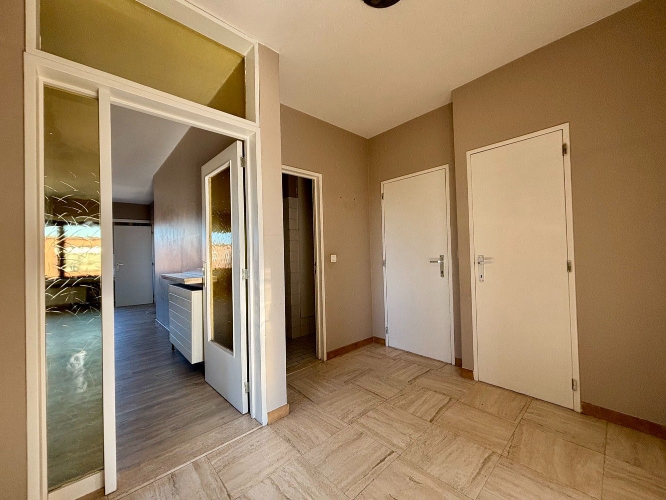 Appartement op de 2de verdieping met 3 slaapkamers, ruim terras en garagebox in het centrum van Ranst! foto 3