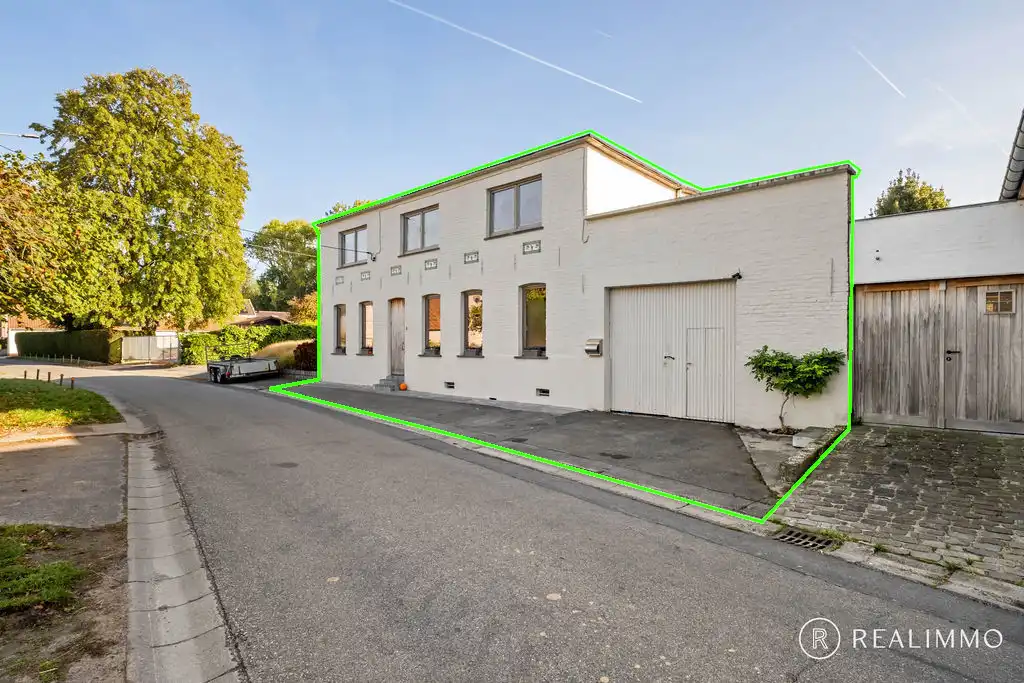 Stijlvol gerenoveerde woning met loods aan de voet van de Kluis! foto {{pictureIndex}}