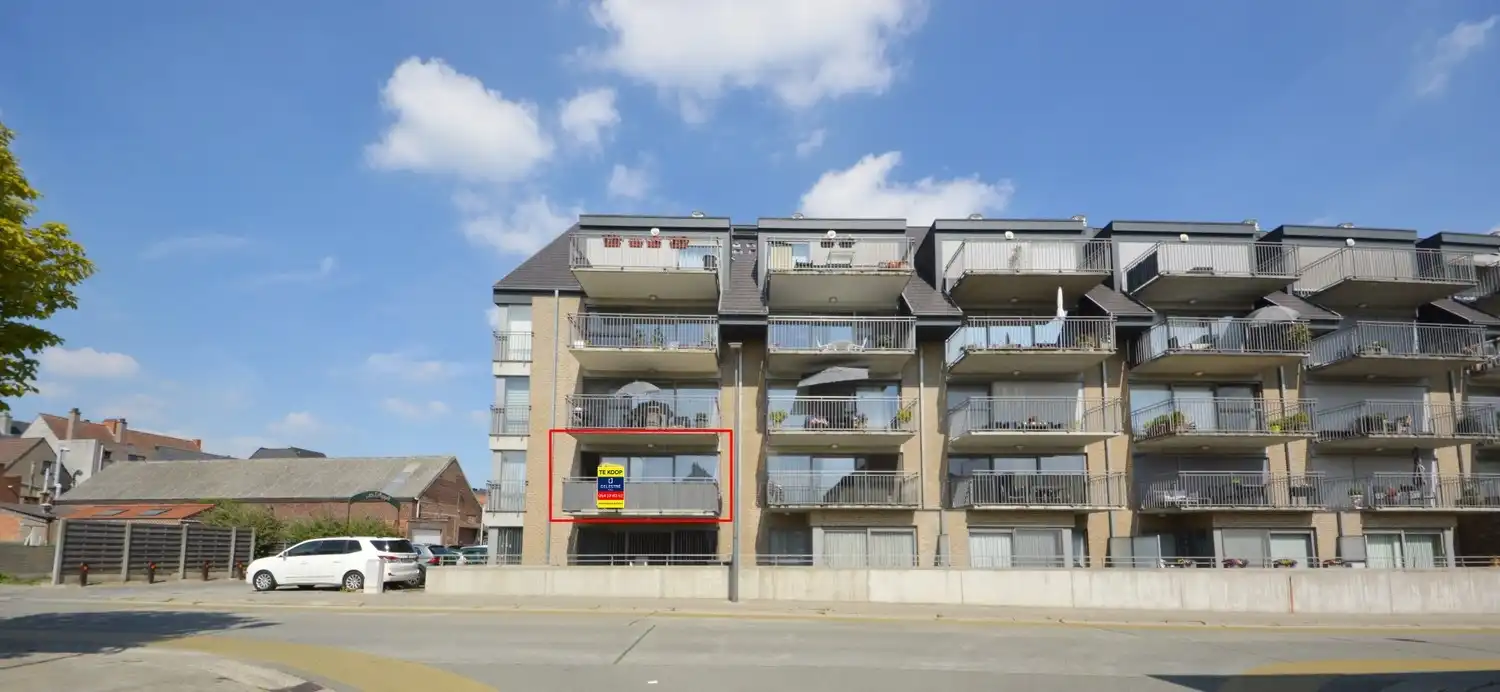Lichtrijk en modern appartement met riant zonneterras, 2 ondergrondse staanplaatsen én kelder in hartje Ninove! foto 2