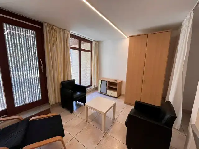 Gemeubelde studio vlak aan zee foto 5