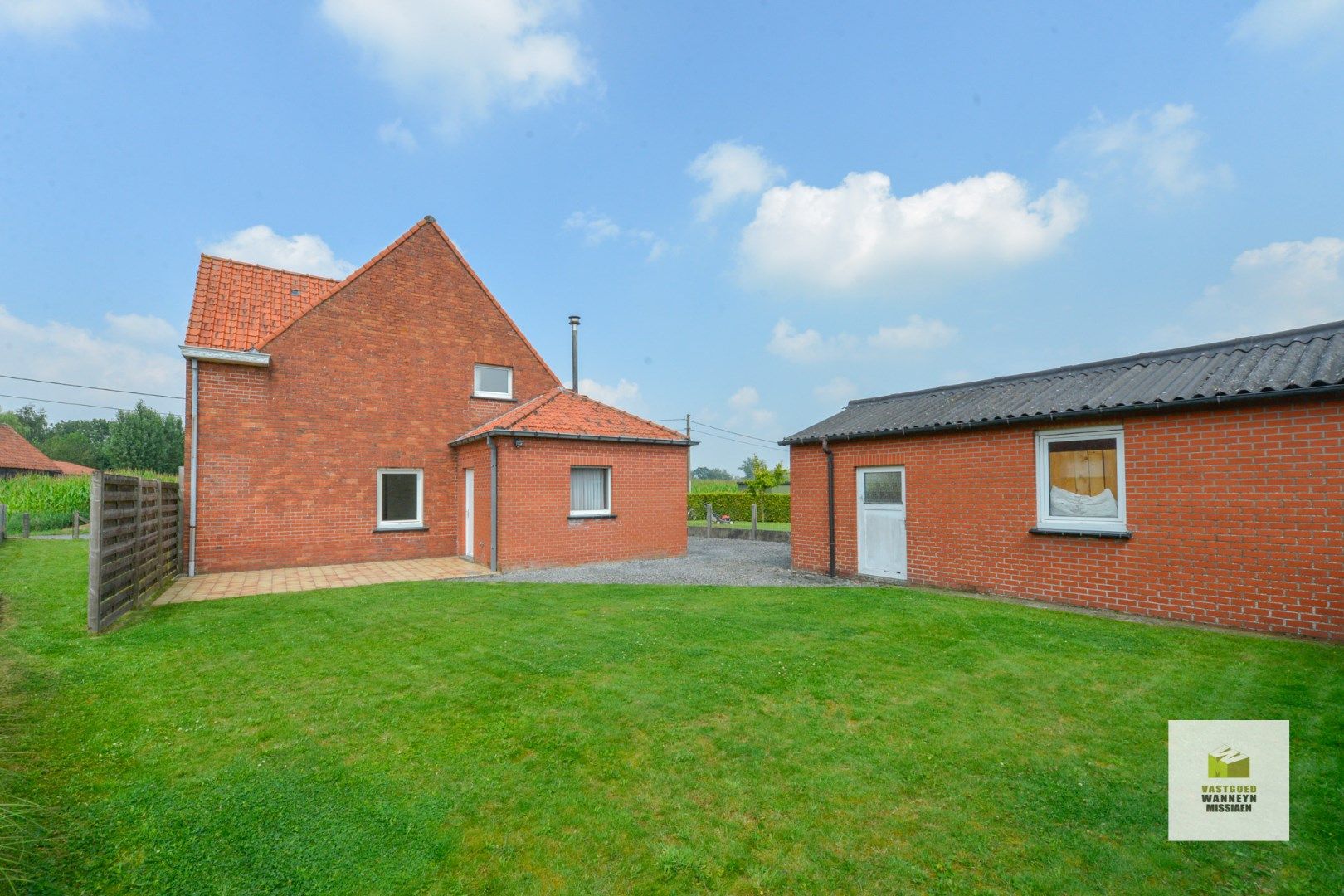 Landelijk gelegen te renoveren woning met garage en tuin foto 4