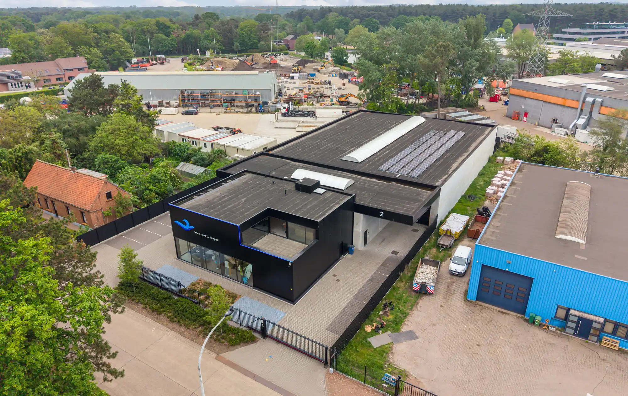 TE HUUR: Recent en hoogwaardig afgewerkt bedrijfs-/kantoorgebouw met showroom, magazijn en ruime parking foto 21