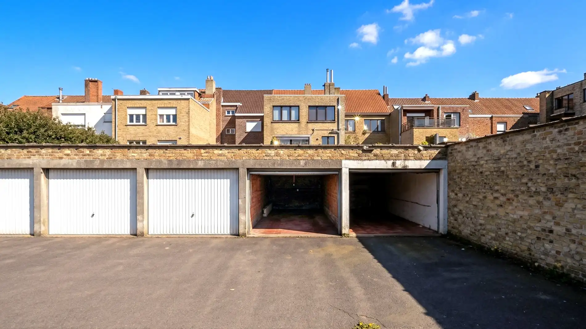 Centraal gelegen garagebox te Heist, foto {{pictureIndex}}