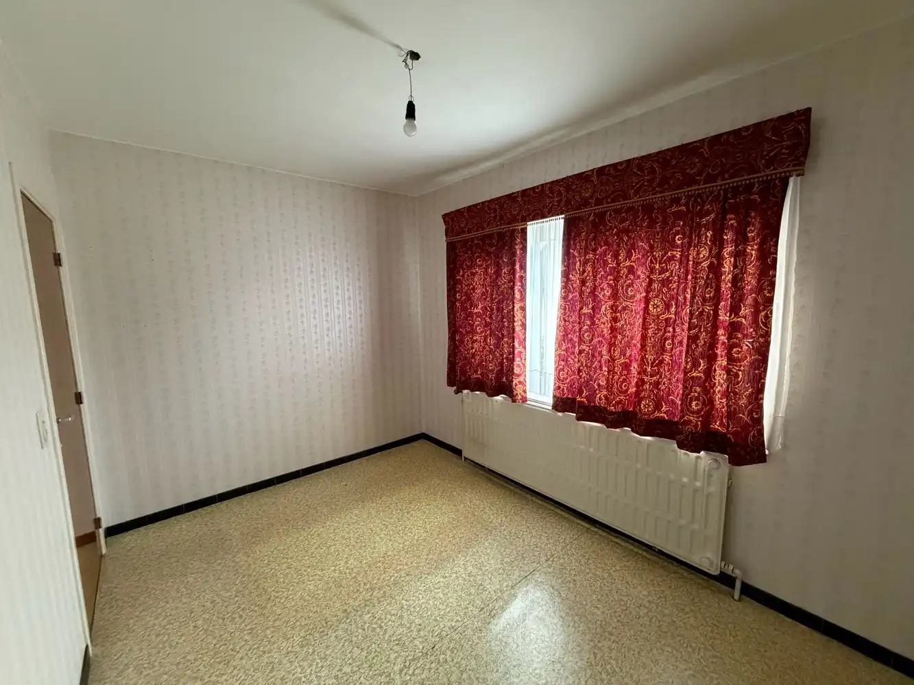 Genk – Hasseltweg 116: Op te frissen woning met 3 slaapkamers, inpandige garage, kelder, tuin en ruime parking aan de voorzijde foto 18