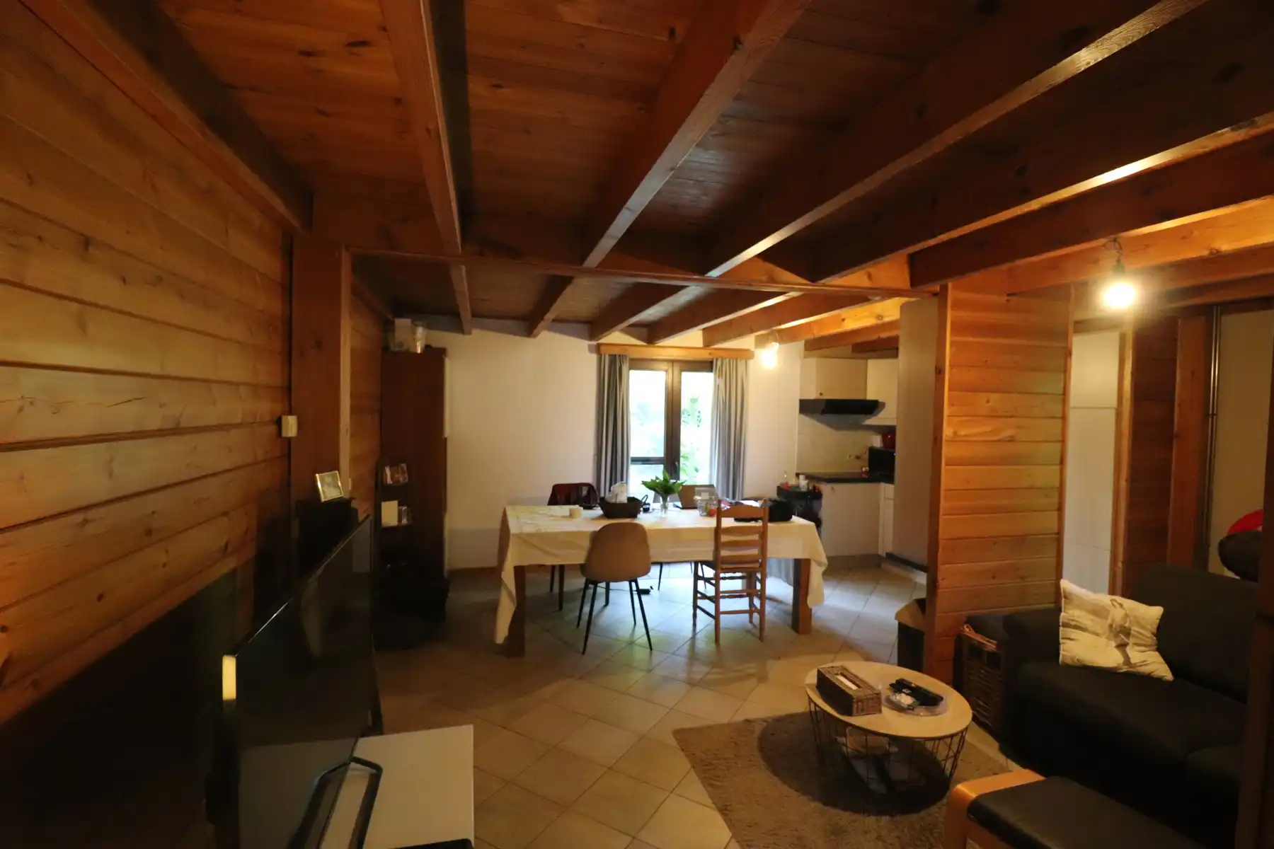 Een weekendverblijf met verdieping en met terras, carport en tuin. foto 5