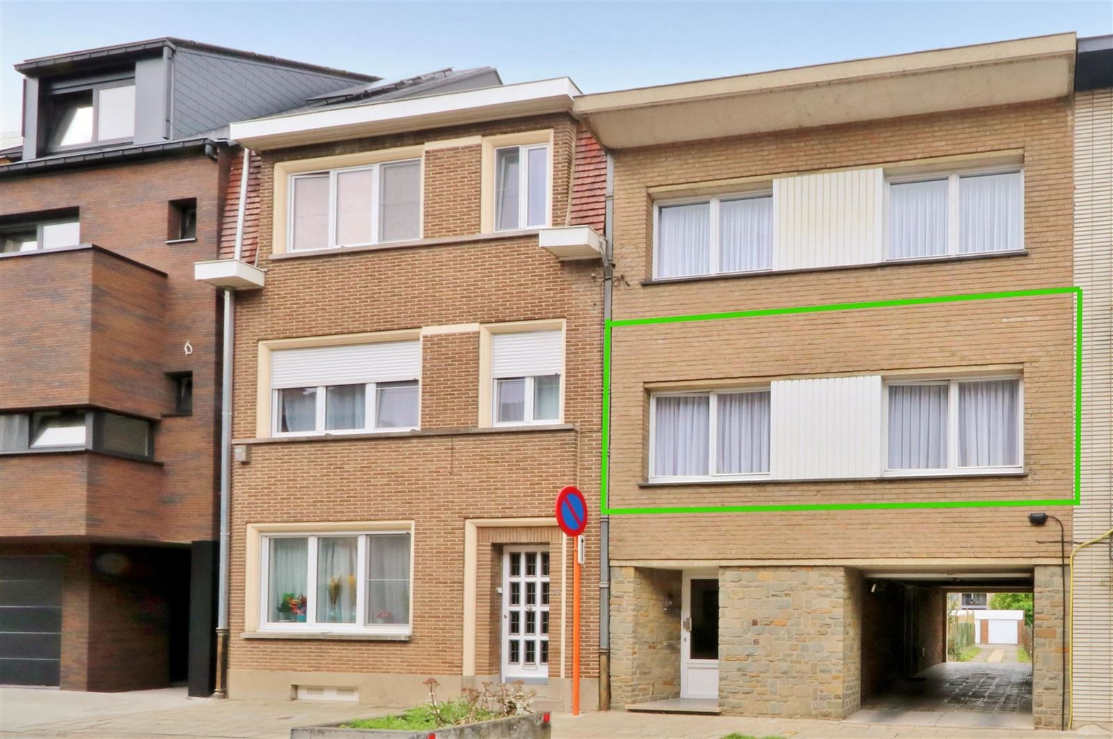 Opbrengstwoning met 2 appartementen en 5 garageboxen foto 3