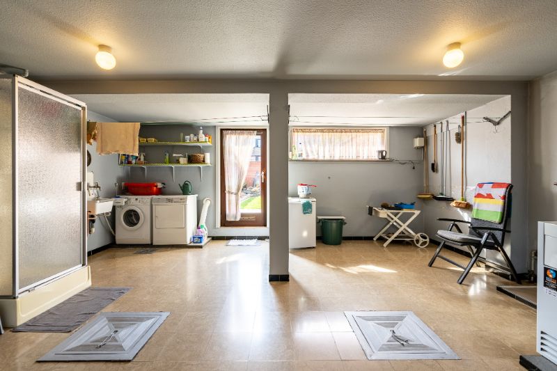 Bel-etagewoning met potentieel in hartje Izegem. foto 14