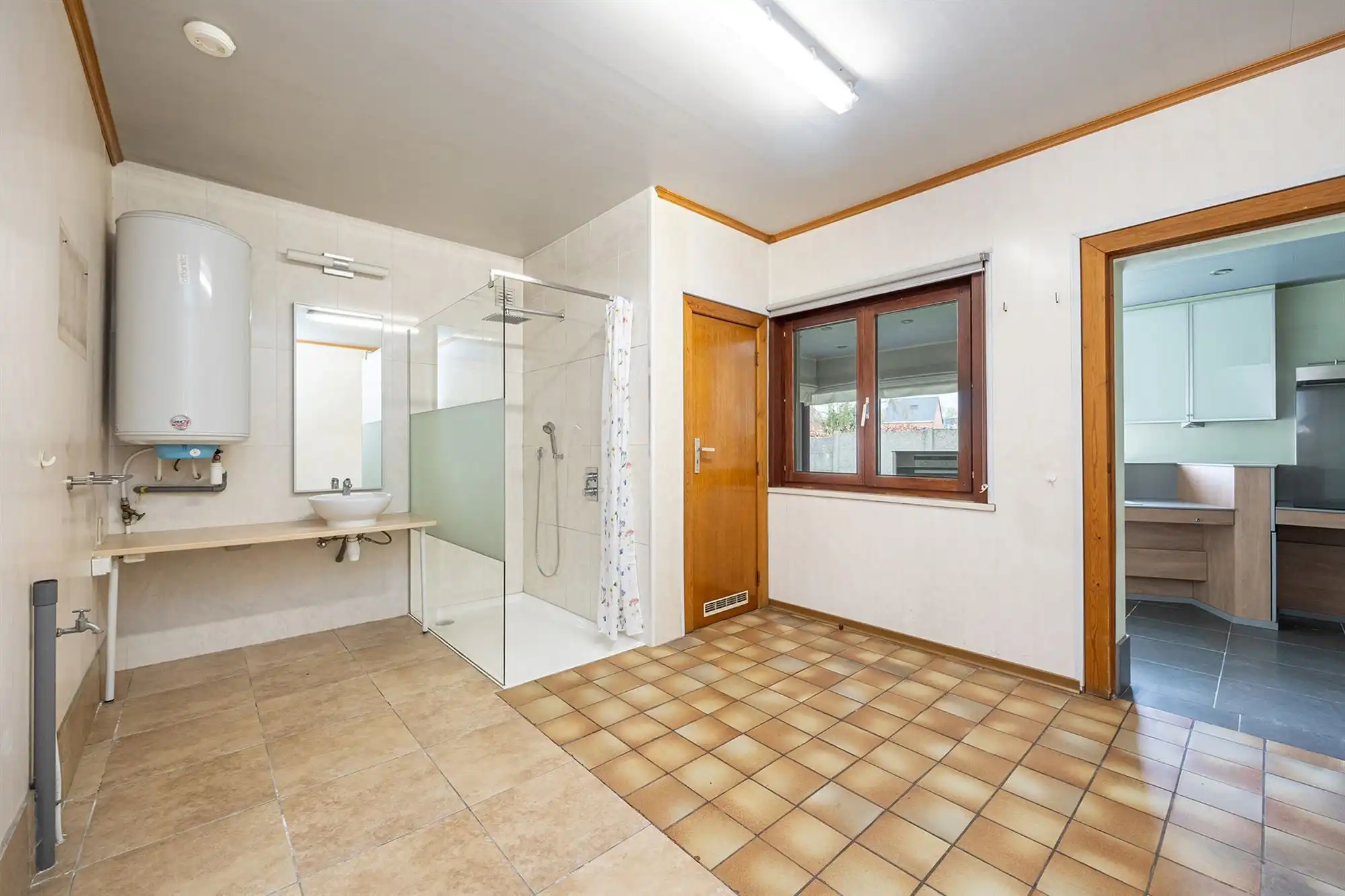 Gezinswoning met drie slaapkamers, garage en tuin foto 11