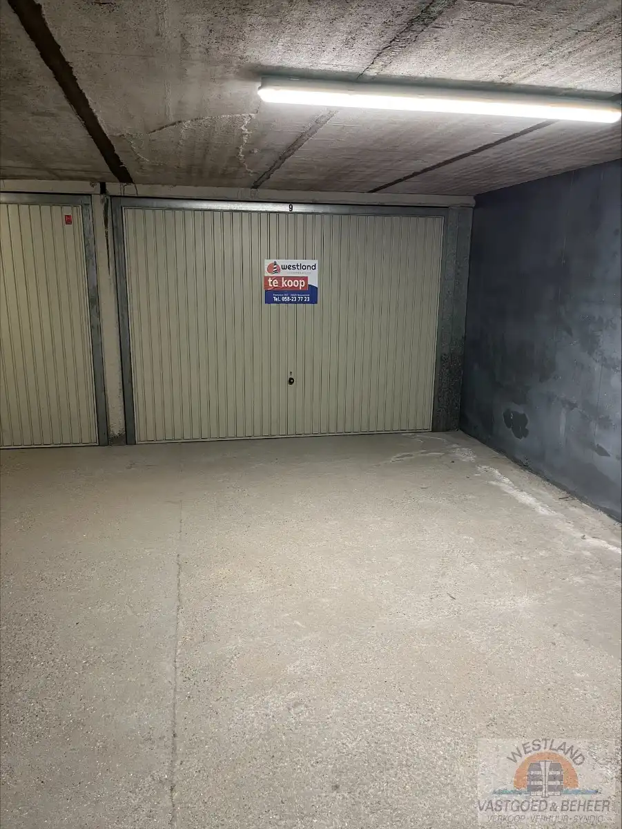 Ruime garage te koop onder het Elisabethplein foto {{pictureIndex}}