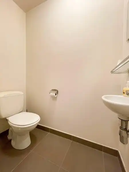 Modern appartement met 2 slaapkamers, terras en garage op centrale ligging te Wakken! foto 9