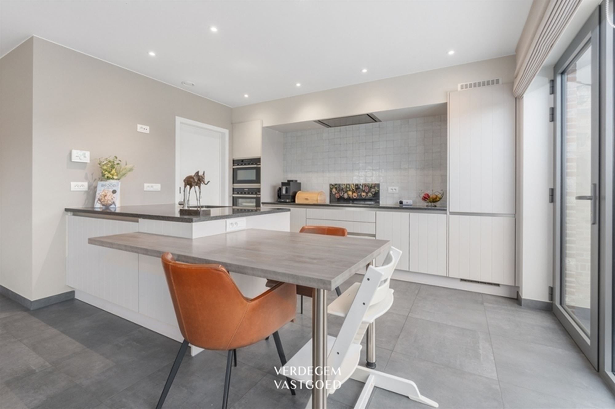 Charmante gezinswoning met 3+1 slaapkamers en praktijkruimte in de tuin foto 5