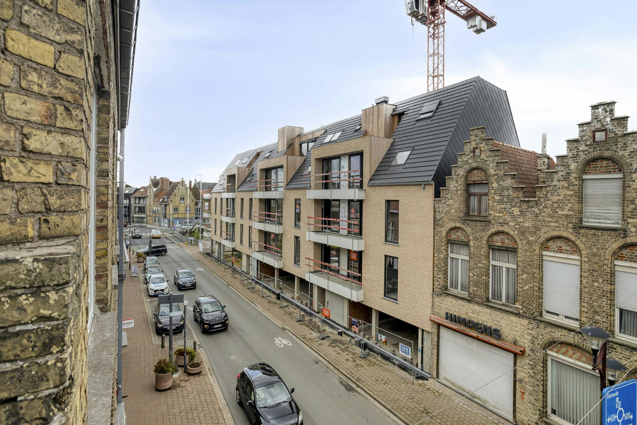 Pand met 2 gerenoveerde appartementen en winkel te Veurne. foto 36
