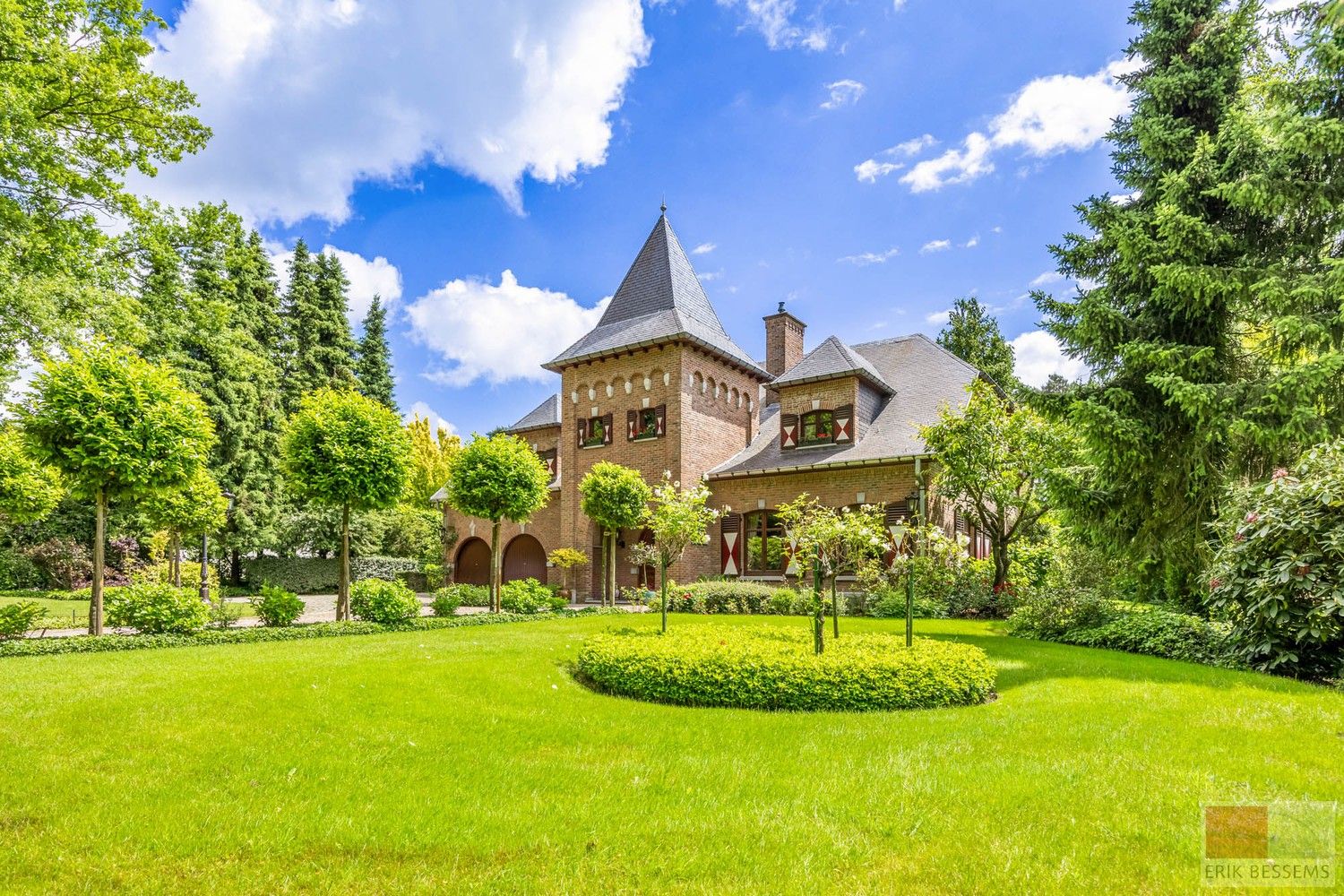 Ruime vrijstaande villa gebouwd in 1989, 365m² woonoppervlakte foto {{pictureIndex}}