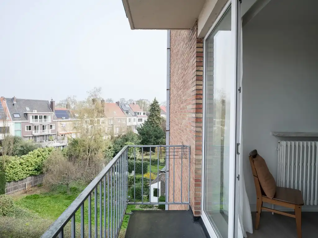 Stijlvol tweeslaapkamerappartement in de Sportstraat, met terras en warm mid-century karakter. foto 8