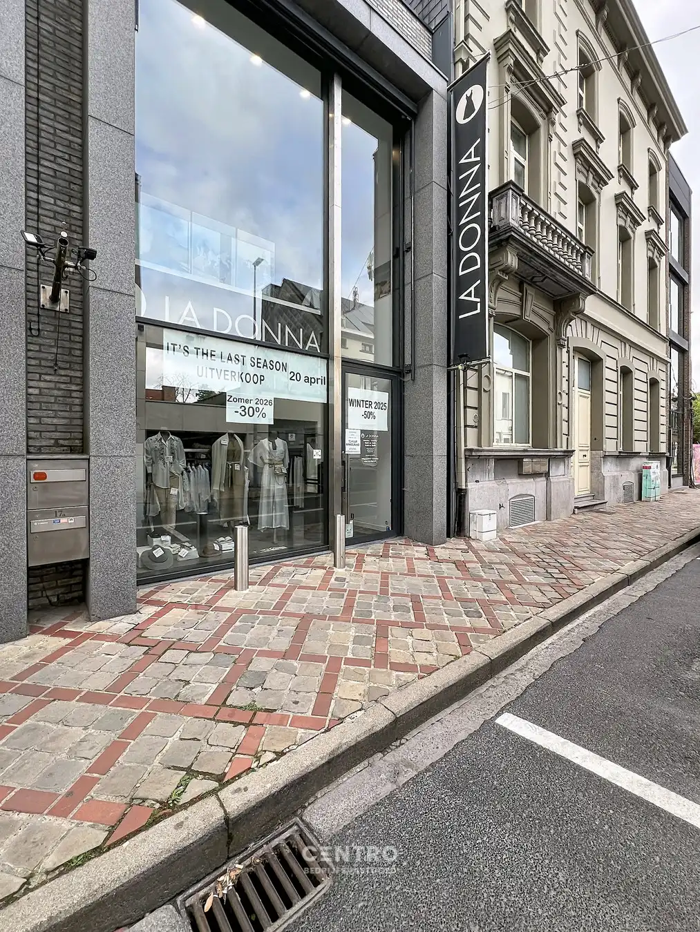 Instapklaar handelspand met hoge afwerkingsgraad en gezellige stadstuin in het winkelcentrum van Roeselare. foto 23