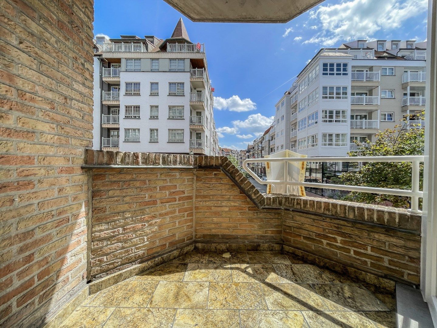 Luxueus ingericht appartement aan de zonnekant van de Dumortierlaan. Parking in het gebouw mgl. foto 3