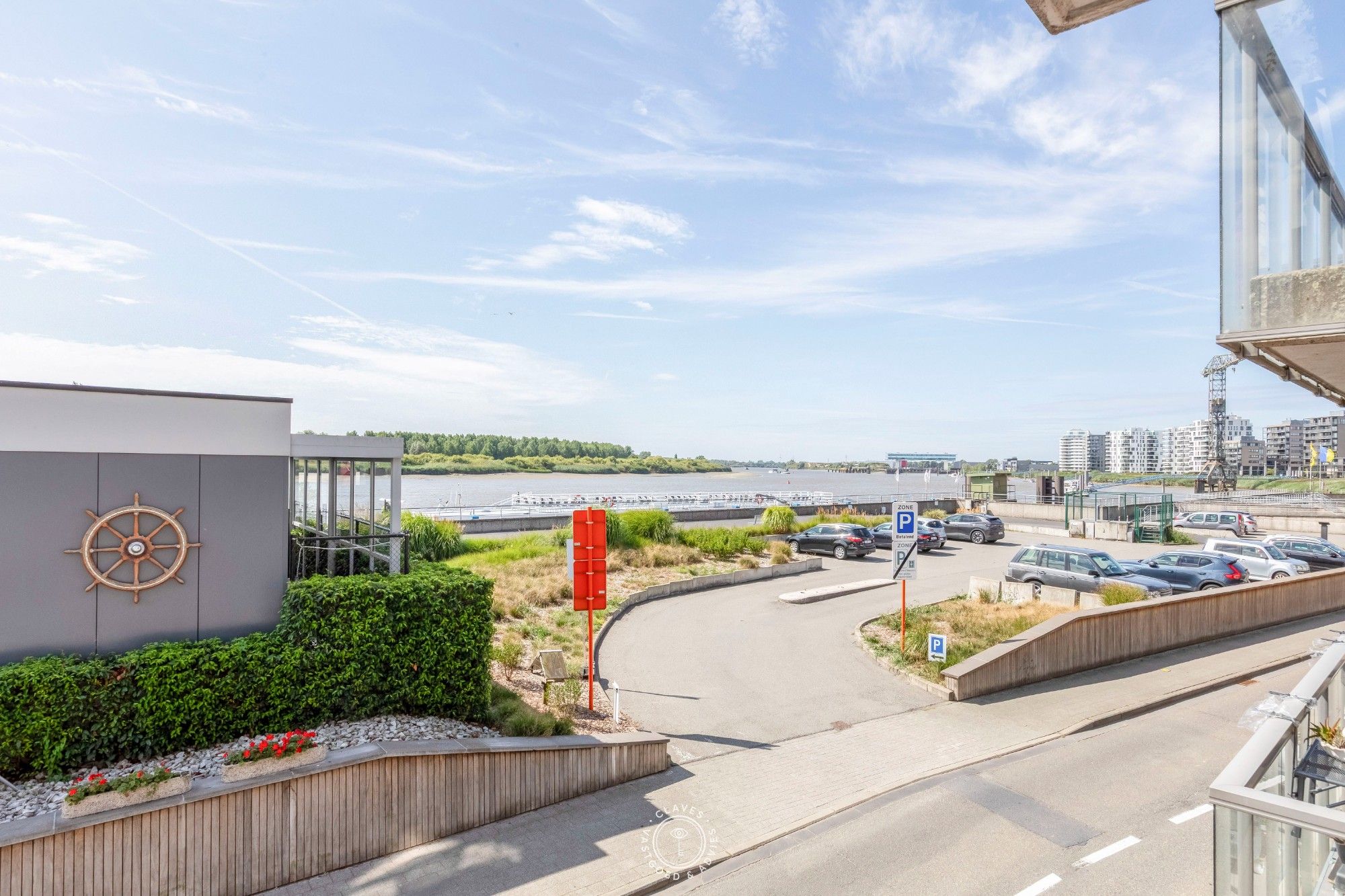 Licht, ruimte en prachtig Scheldezicht in hartje Temse foto {{pictureIndex}}