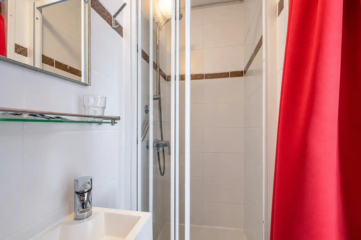 TE KOOP – Verhuurde B&B met 7 kamers én privé-woonst voor uitbaters in hartje De Haan. foto 15