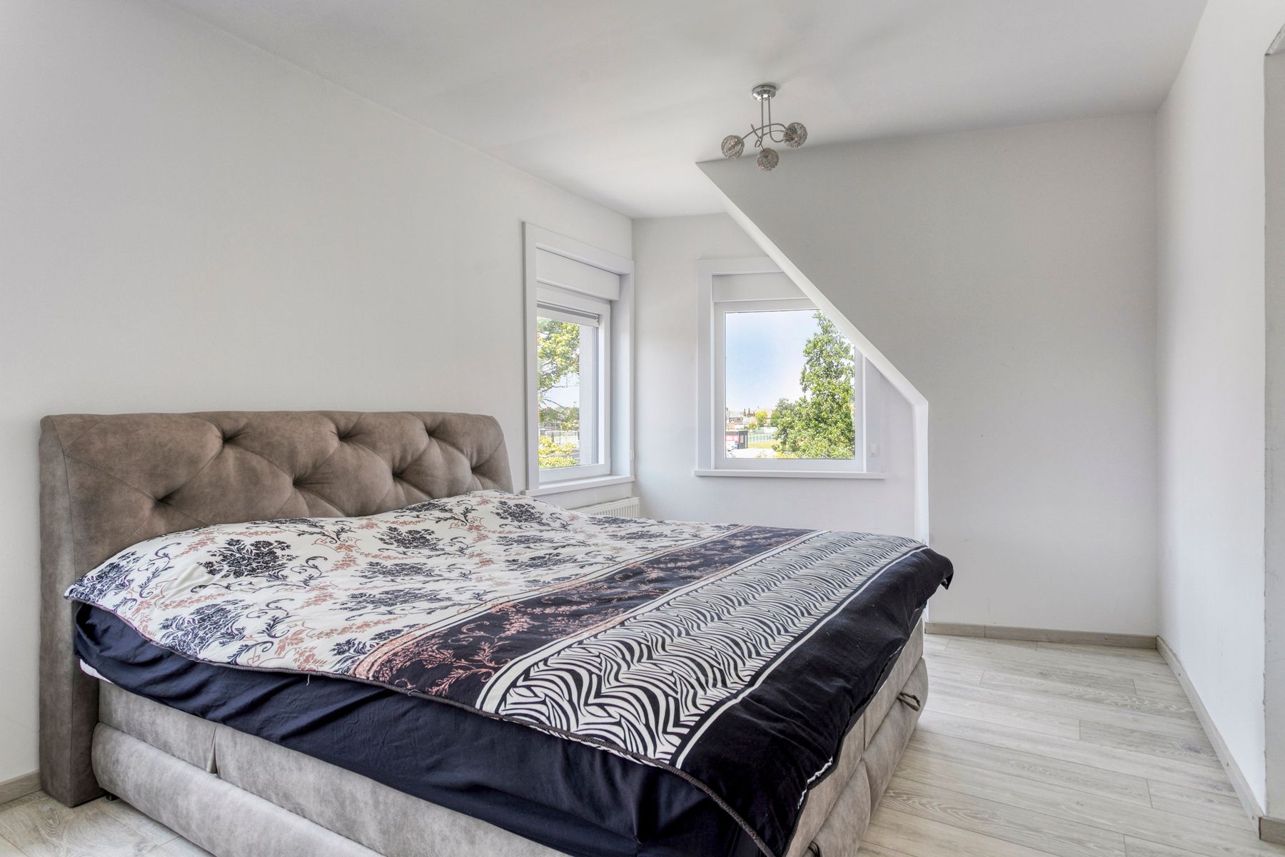 Ruime kloeke gerenoveerde woning met garage !!!! foto 11
