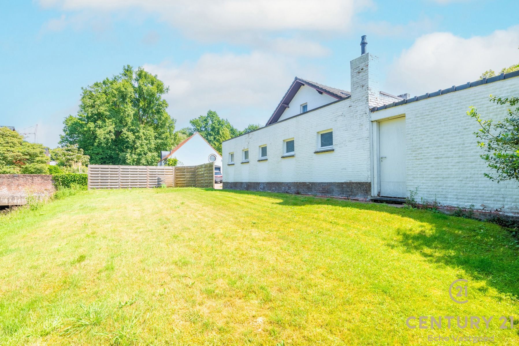 Charmante te renoveren laagbouwwoning op fraai hoekperceel foto 23
