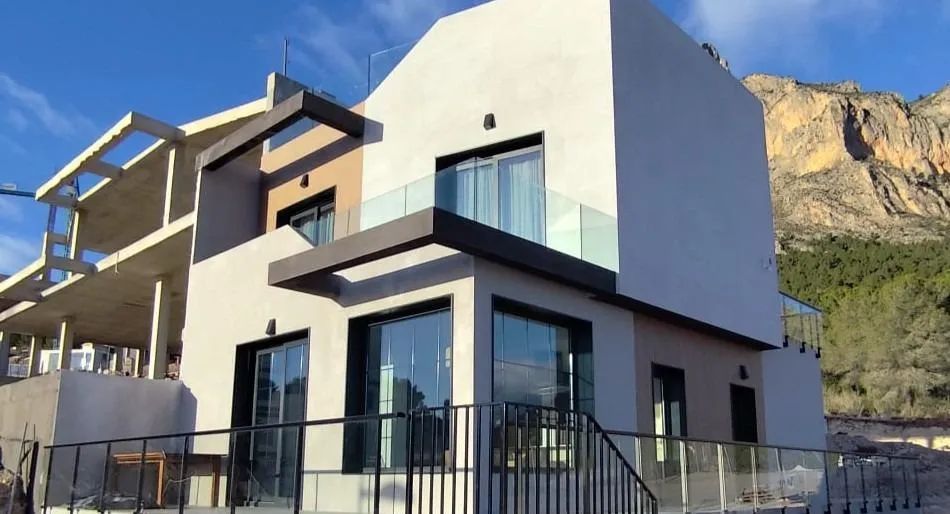 Modern woongenot in Polop: nieuwbouw halfvrijstaande villa's met zwembad en terrassen foto {{pictureIndex}}
