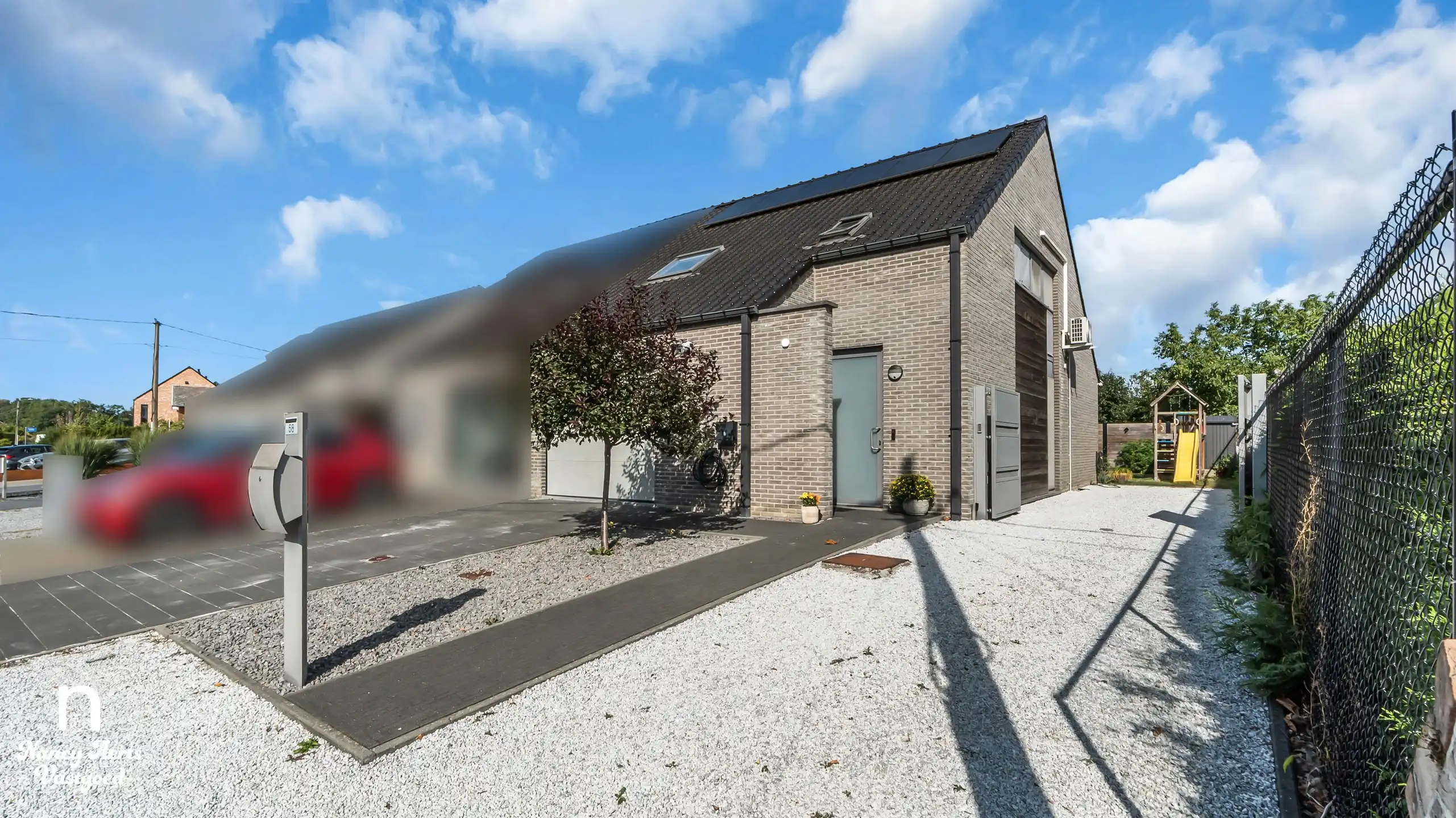 Ruime halfopen gezinswoning met 3 slk in een groene omgeving foto 2