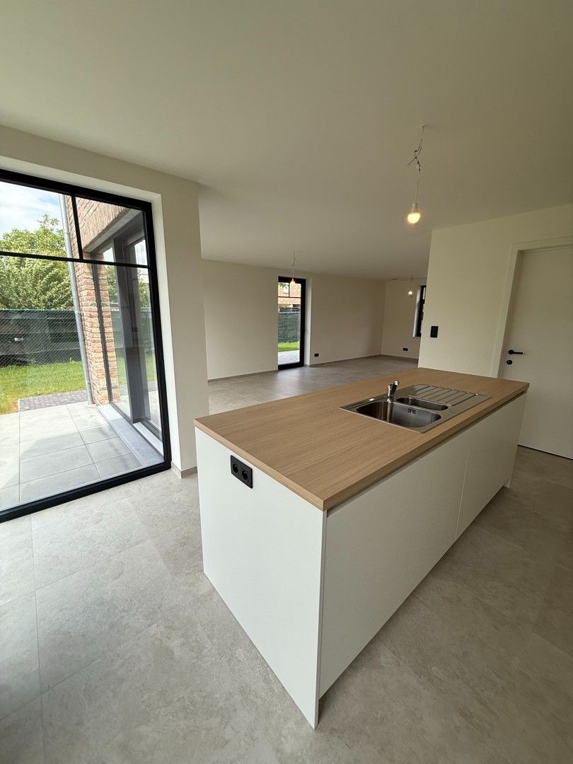 Prachtige BEN-woning met 3 slaapkamers, terras en tuin te Opitter/Bree. foto 9
