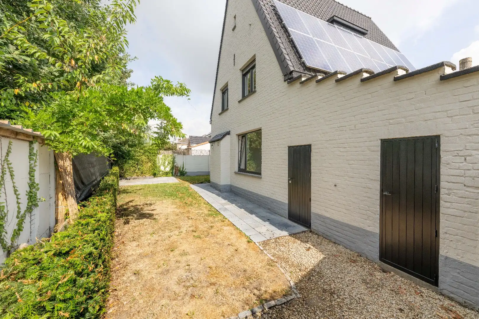 KARAKTERVOLLE ALLEENSTAANDE WONING MET 3 SLPKS | ZONNEPANELEN foto 2