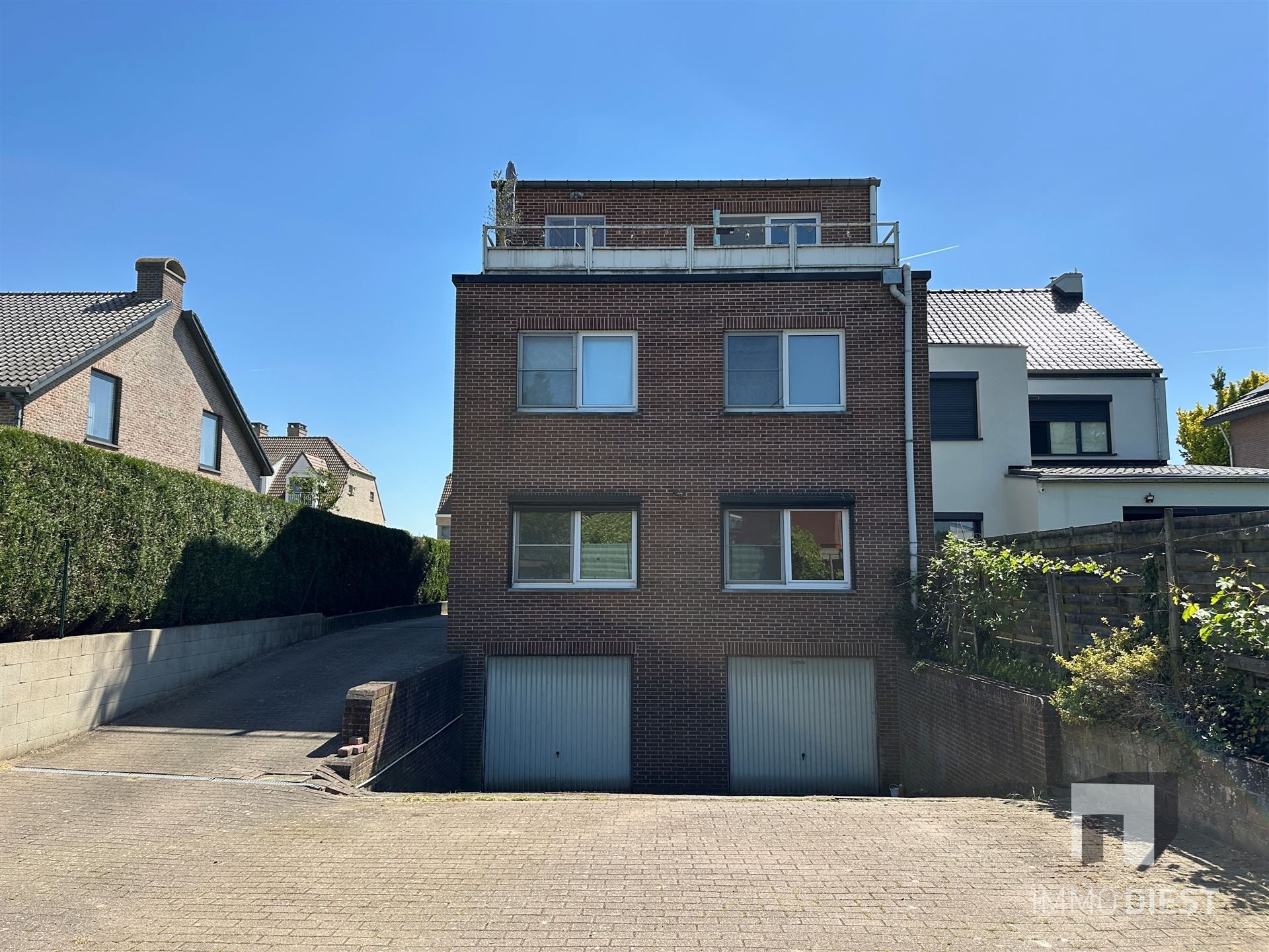 Building met 3 woonentiteiten en 3 garages foto 2