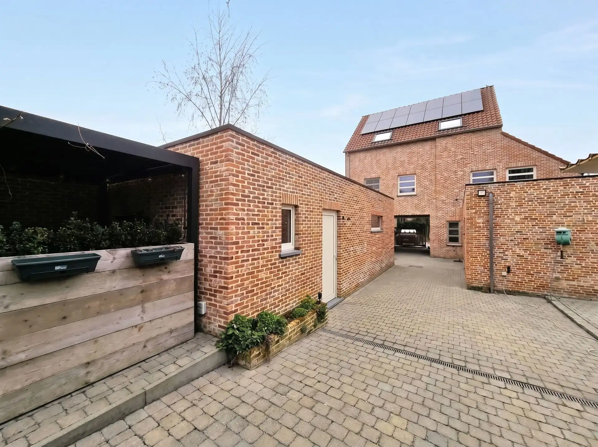 Zeer ruime woning, 4 tot 5 slaapkamers, 2 badkamers, volledig vernieuwd met ruim bijgebouw foto 8