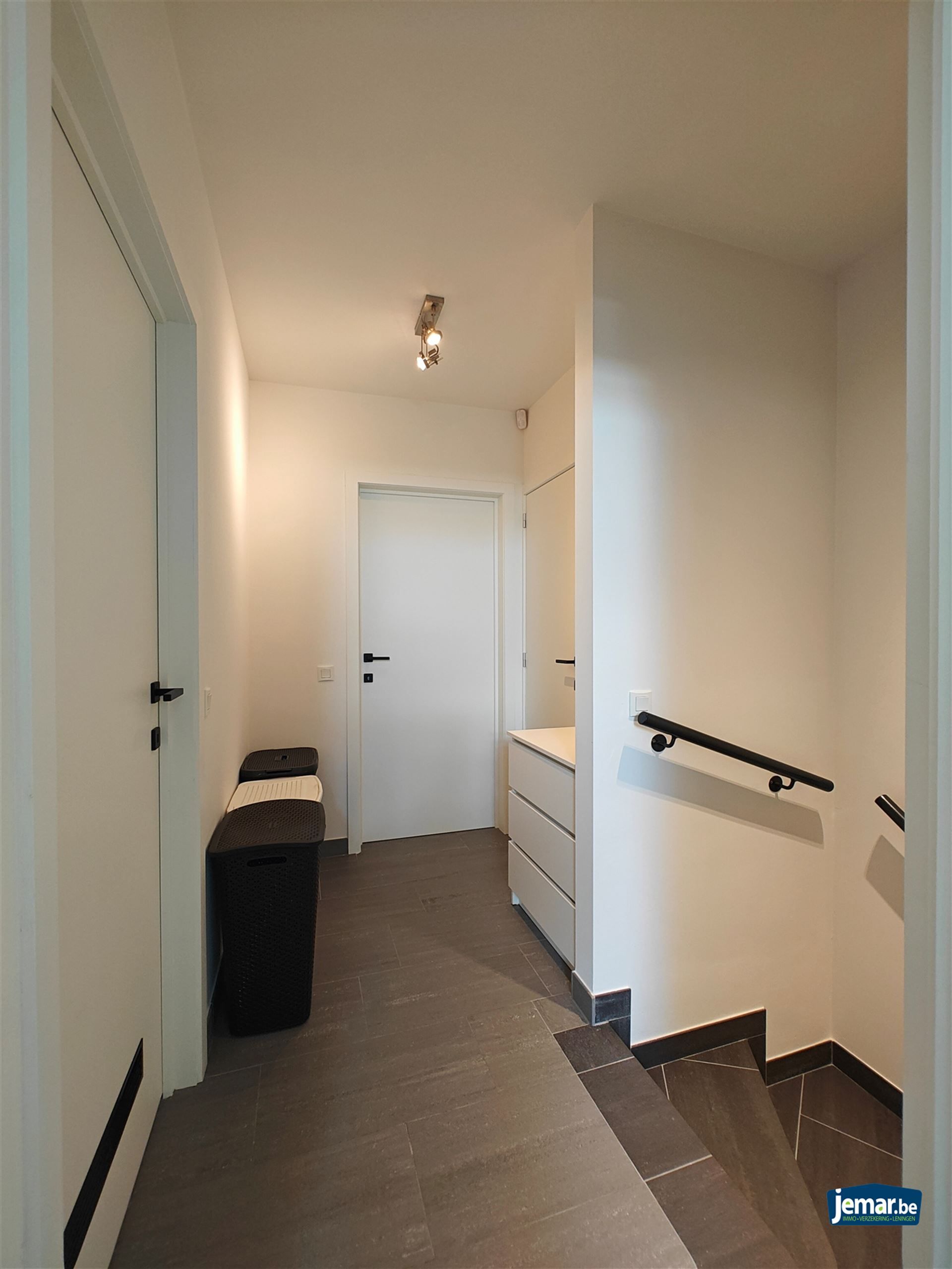 Instapklaar triplex appartement met 2 slaapkamers een zeer grote garage en een carport  foto 13