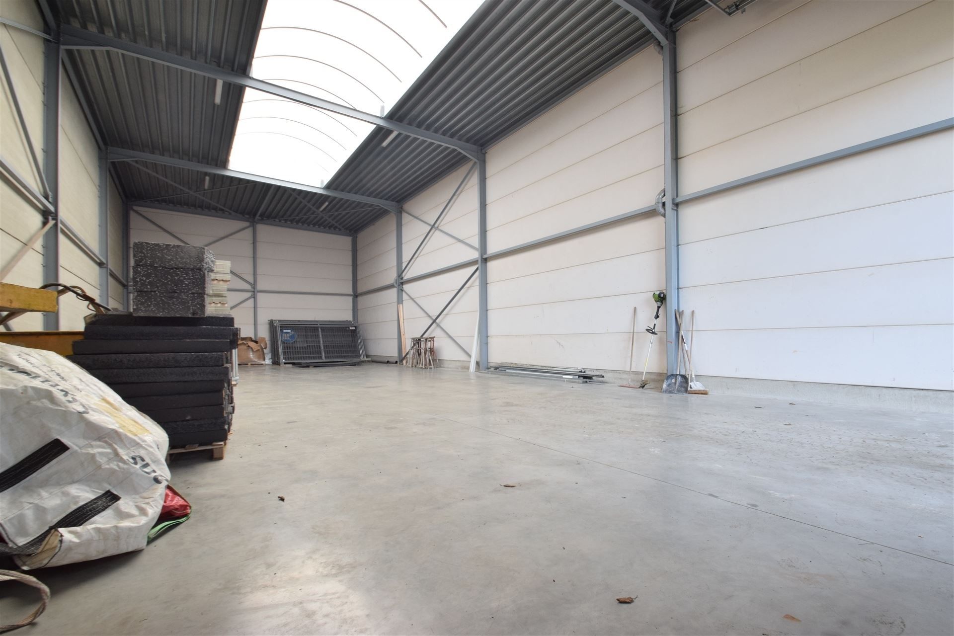 Recent, gunstig gelegen magazijn in een bedrijventerrein. foto 4