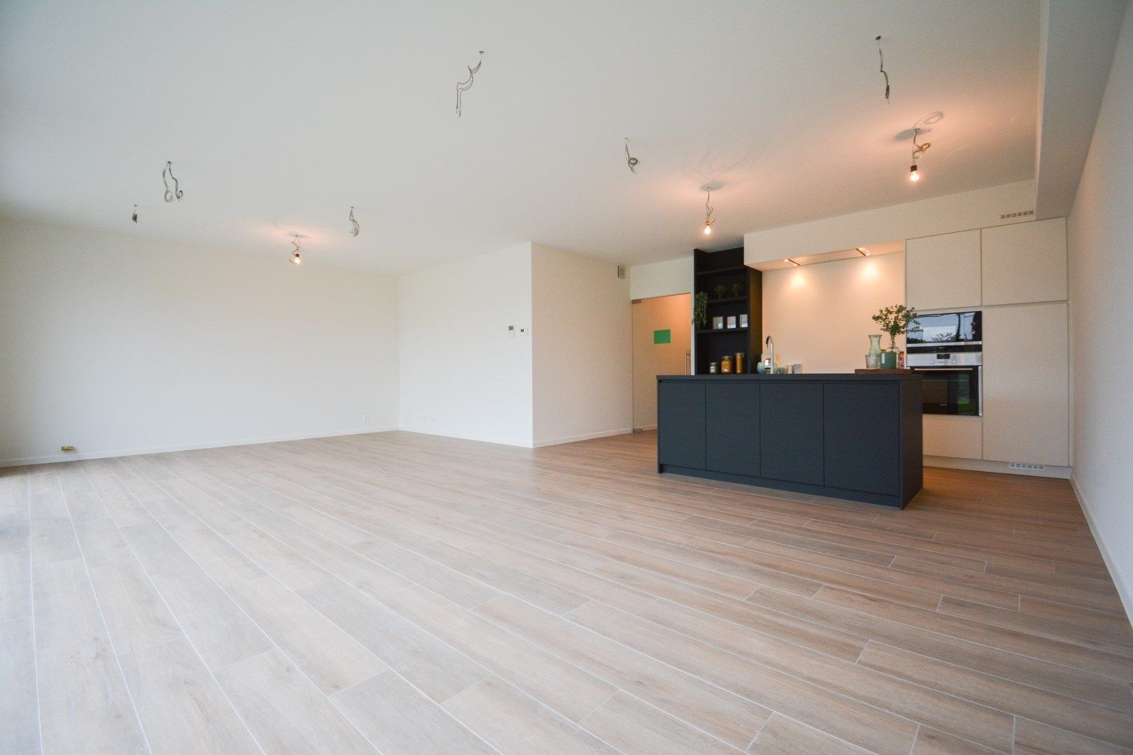 Lichtrijk gelijkvloers appartement met privé tuintje foto 8