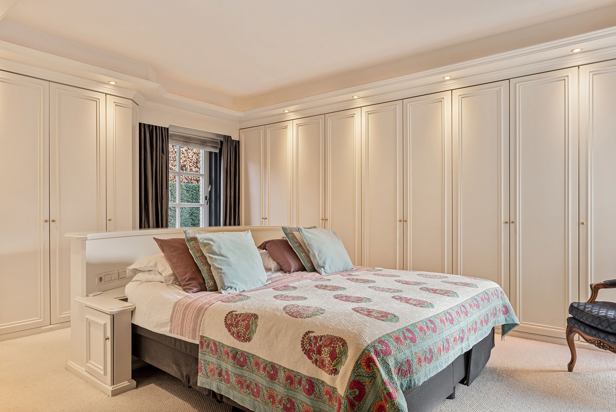Rietgedekte villa met bijgebouw in Engelse stijl op 3.080m² foto 15