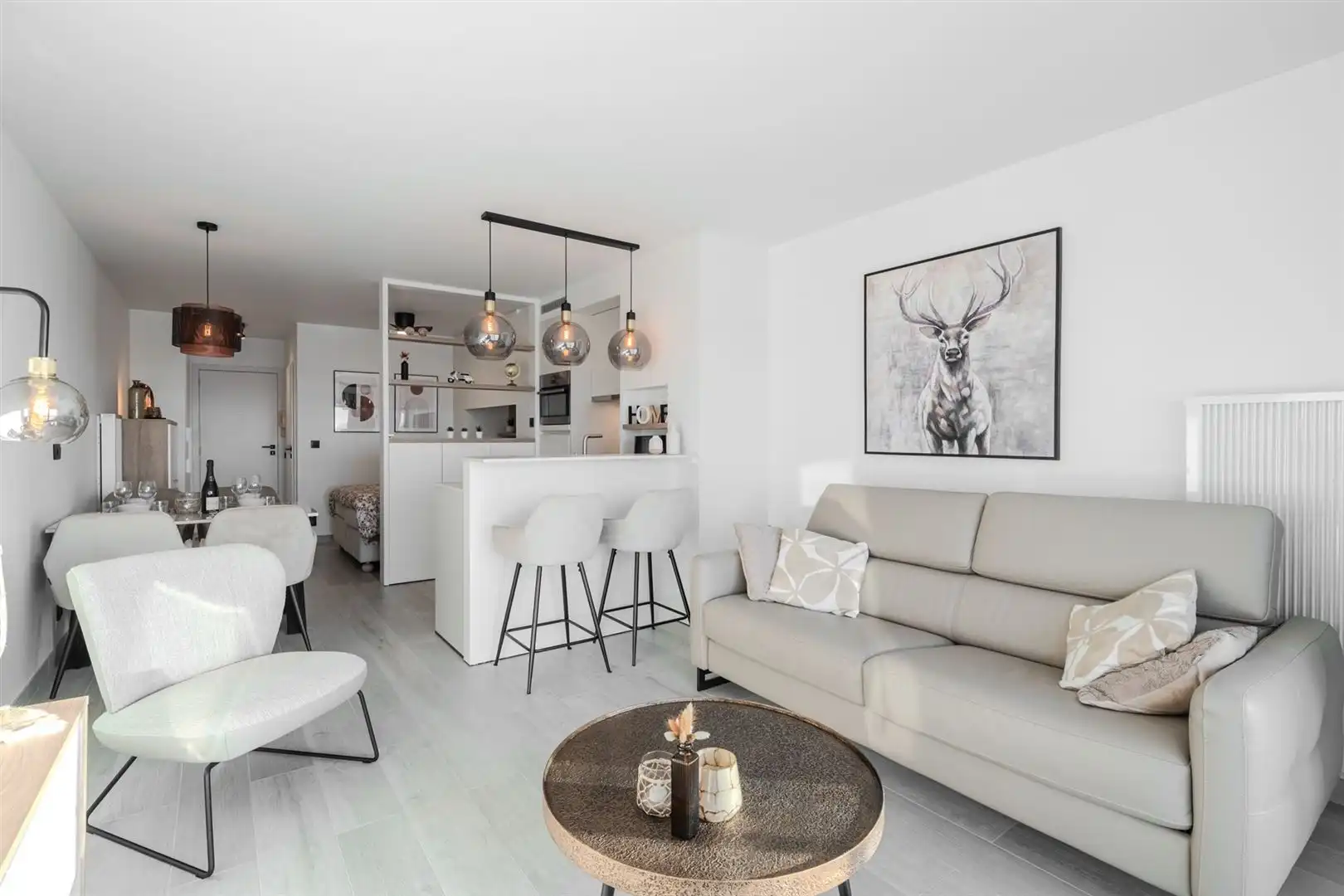 Moderne studio met frontaal zeezicht foto 4